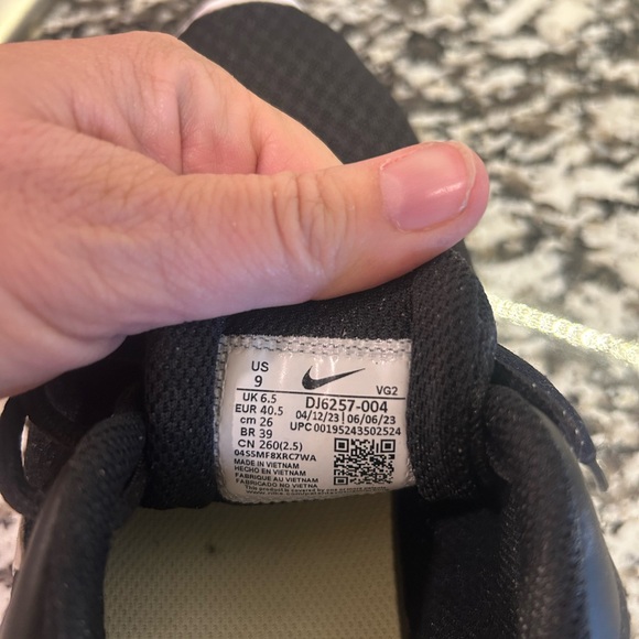 Nike Tanjun Women’s Sneaker. Size 9 Excellent condition Black/ White - Picture 11 of 11